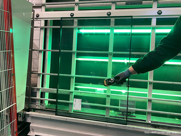  Digitale Glaserfassung in der Fensterproduktion. TMP Fenster + Türen setzt seit Januar als Standard auf CO2-reduziertes Glas.