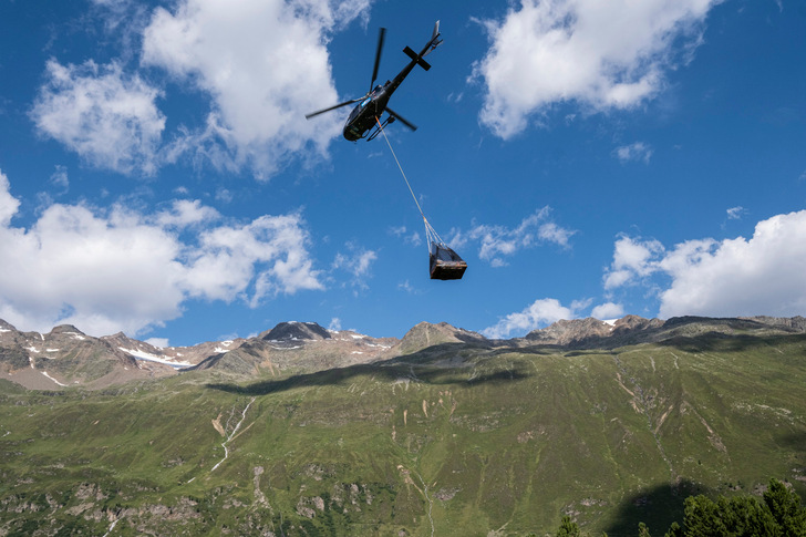 Bei Transporten mit großen Höhendifferenzen kann der Swisspacer Air Schäden in Isoliergläsern minimieren, die durch Über- bzw. Unterdruck im SZR entstehen können. Etwa hier bei der Sanierung der Fidelitashütte in den Ötztaler Alpen. - © Swisspacer
