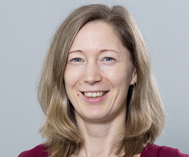 Dr. Julia Bachinger ist seit September 2023 Leiterin des Fach­be­rei­ches Fenster an der Holz­for­schung Austria.