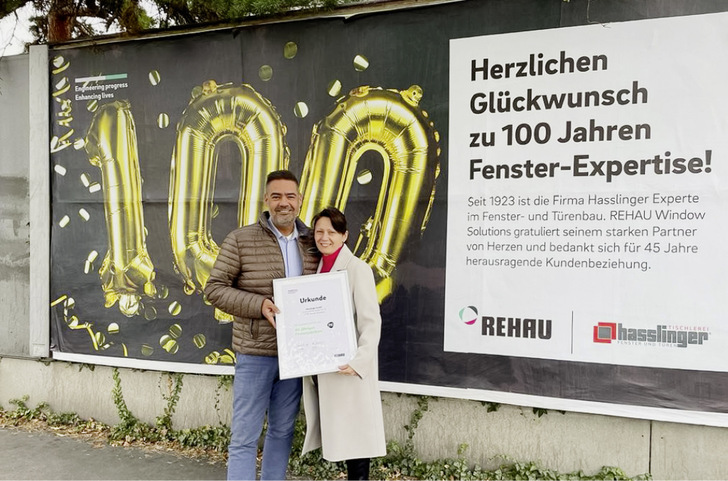 Rehau WS machte auf einer großen Werbefläche in Wiener Neustadt auf das Jubiläum aufmersam. - © Foto: Rehau Window Solutions
