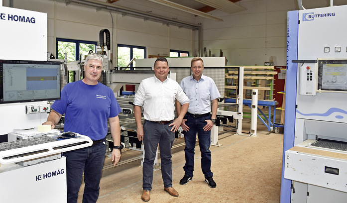 Norbert Meinzinger (l.) ist bereits überzeugt von der Homag-CNC-Kompetenz. Zu den Fenstertagen sind die eingeladen, die noch keine CNC-Erfahrung ­haben. - © Foto: Daniel Mund / GLASWELT
