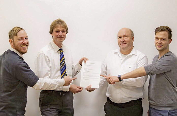  v. l. : Dr. Daniel Müller, Administrative Leitung und Matthias Demmel, Geschäftsführender Gesellschafter der PfB GmbH & Co. Prüfzentrum für Bauelemente KG sowie Dipl.-Inf. Robert Sommer, Geschäftsführer und Alexander Sommer, Geschäftsführer der Sommer Informatik GmbH.