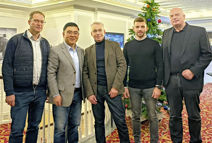 Neue Kooperationspartner: Johnny Li (NorthGlass, 2. v. l.) und das Glastechnik-Team Marcus Rohlfing, Ralf Okonnek (GF), Laurin Weidner, Willi Kühnel (v. l.) - © Foto: Glastechnik Holger Kramp
