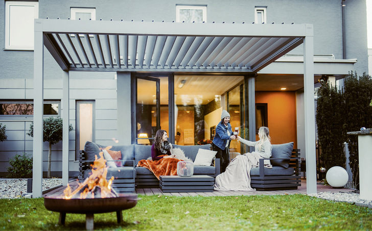  Das Lamellendach Bella Lamella bietet Sonnen,- Regen- und Schneeschutz für eine ganzjährige Outdoor-Saison.