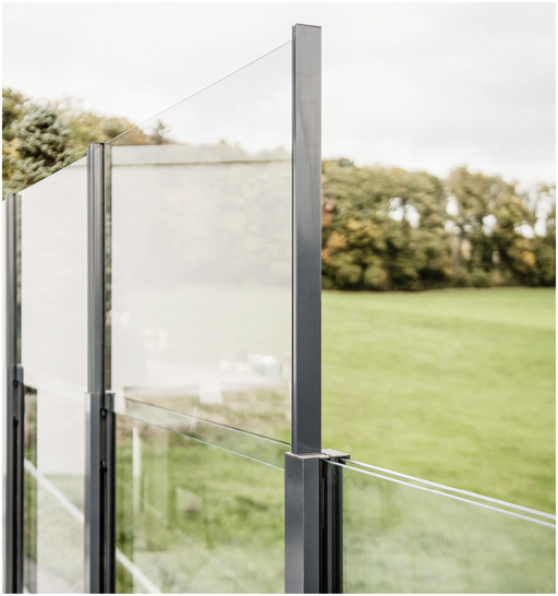 SlideGlass ist ein vertikal ausfahrbares Windschutz-System für Balkone und ­Terrassen﻿. - © Foto: Febatec GmbH
