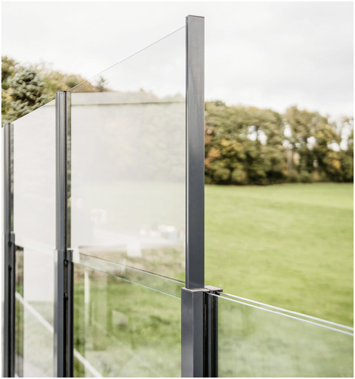  SlideGlass ist ein vertikal ausfahrbares Windschutz-System für Balkone und ­Terrassen﻿.