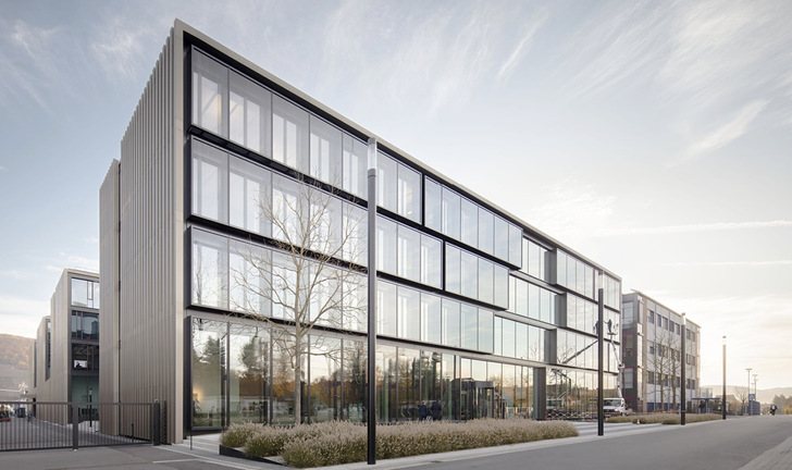 Die Fassade des WIKA-Entwicklungszentrum wurde mit, teils ­übergroßen Gewe-therm Fassadengläser (teils aus VSG) ausgestattet. - © Foto: Marcus Bredt Fotografie
