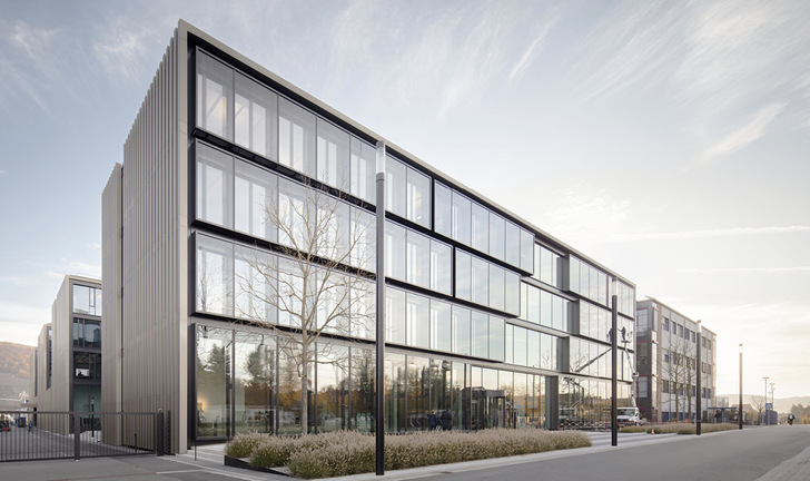  Die Fassade des WIKA-Entwicklungszentrum wurde mit, teils ­übergroßen Gewe-therm Fassadengläser (teils aus VSG) ausgestattet.