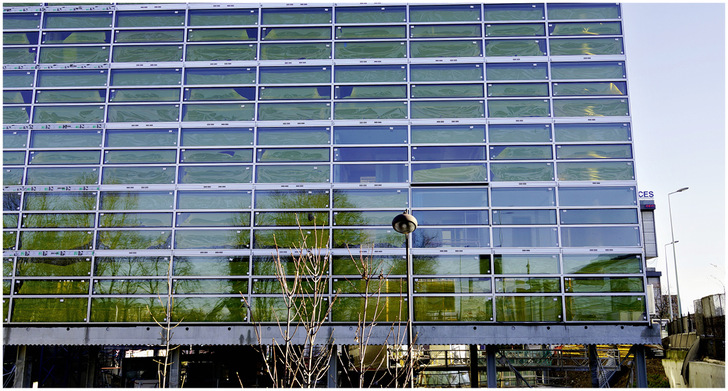 Gläserner Brandschutz: Borosilikatglas Pyran S lässt sich in Fassaden verbauen. Formate bis 3,6 × 1,8 m sind möglich, ohne eine zusätzliche ­mechanische Unterstützung im Sinne einer Klemmung. - © Foto: Schott
