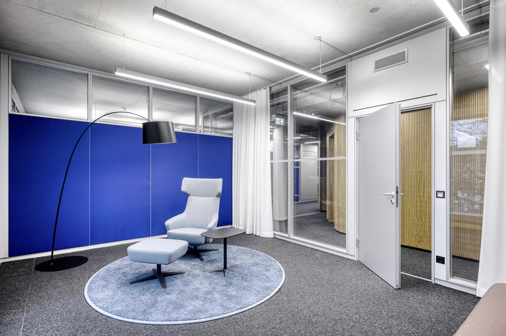  Wandintegrierte Überströmelemente gewährleisten Luftaustausch und bieten Schallschutz.