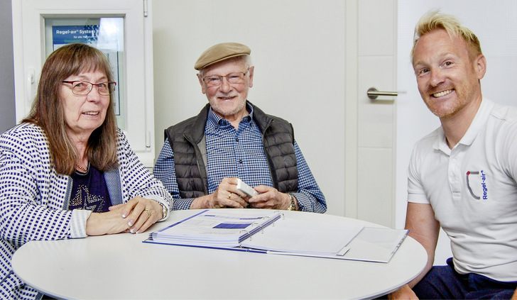 Firmengründer Christel und Heinz Becks mit Thomas Verhoeven (v. l.), der seit 2019 als Geschäftsführer agiert. - © Foto: Regel-air
