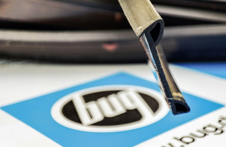  Schritt 1 – Dichtung zuschneiden: Fensterbank-Anschraubdichtung AD 500 auf die ­exakte Länge der Fensterbank inklusive Fensterbankabschluss mit geeignetem Werkzeug zuschneiden.