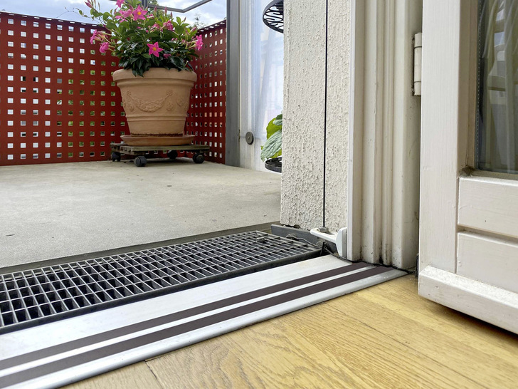  Schwellenlose Zugänge auf Freisitze jetzt erkämpft: Ein Kläger erstritt sich den Rückbau eines 2 cm hohen Türanschlags. Dieser wurde als Mangel innerhalb der Barrierefreiheit anerkannt und muss mit einer barrierefreien Magnet-Doppeldichtung ersetzt werden.