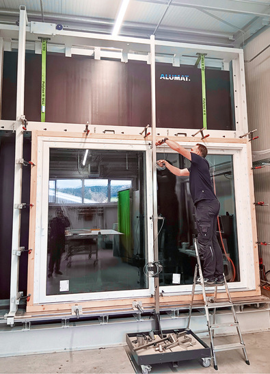  Andreas Nerz vom PfB Stephanskirchen prüft am akkreditierten ­Prüfstand bei Alumat in Kaufbeuren eine Hebeschiebetür im System Vekamotion 82 mit der Flachschwelle HST 20.