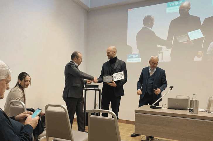 Jonas Pfannenstill von Softsolution erhält den Best Tech Award der Vitrum Messe.