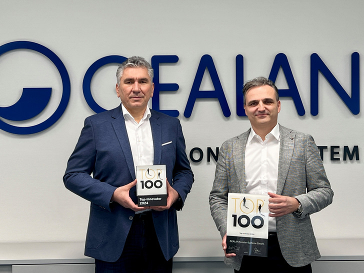  Die beiden Gealan-Geschäftsführer Ivica Maurović (links) und Tino Albert mit 
TOP 100-Trophäe und entsprechender Urkunde.