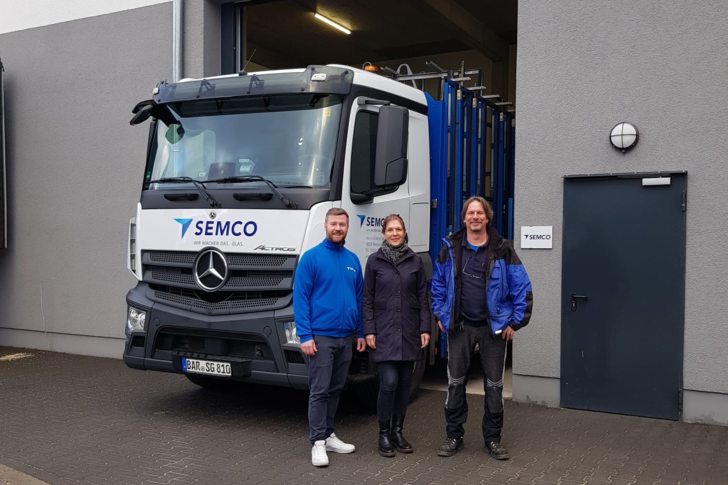 Das Berliner Semco Team: Patrick Janke (links), Spezialist für Isolierglas, Grit Rosendahl (Mitte), Expertin für Sicherheitsglas und Bernd Keding, Ansprechpartner für Glaslager. - © Semcoglas Holding GmbH
