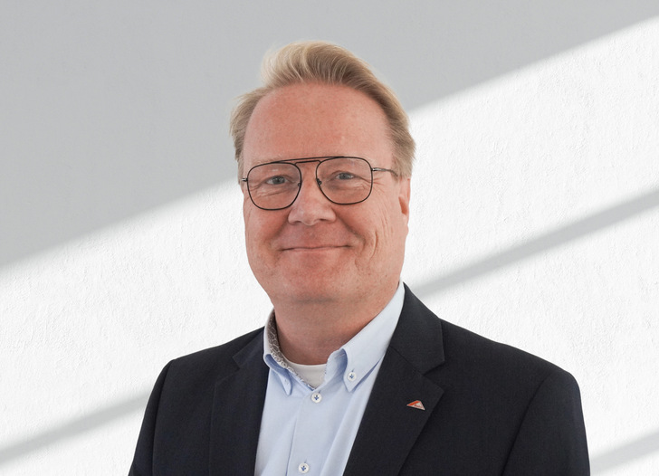  Tom Vermeulen, Leiter Vertrieb & Innovation Door der Roto Frank Fenster- und Türtechnologie GmbH, ist zufrieden: „Die seit drei Jahren sehr enge Zusammenarbeit von Konstrukteuren, Produktmanagern und Fachberatern im Vertrieb für das Produkt- und Marktsegment Door hat zu einer umfassenden Verbesserung des Portfolios und der Services für Türenhersteller geführt.“