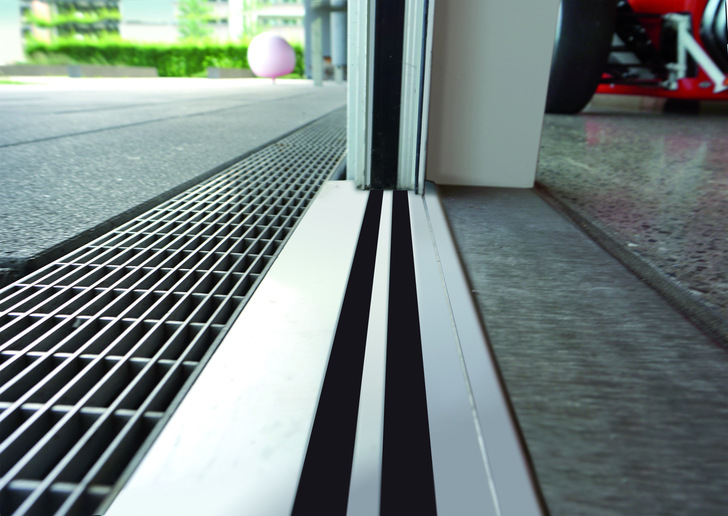  Höchste Dichtewerte und konsequente Barrierefreiheit nach DIN 18040-1 und -2 für alle Hauseingangstüren, egal ob aus Alu, Holz/Alu, Holz oder Kunststoff, ermöglichen Planungs- und Haftungssicherheiten für alle Bauverantwortlichen.