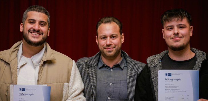 Im Bild: Ausbilder Athanasios Sandkuhl (Mitte) mit Kaan Macit (l.) und Dominik Kirchner (r.), die ihre Ausbildung erfolgreich abgeschlossen haben und von Helima übernommen wurden. - © Helima
