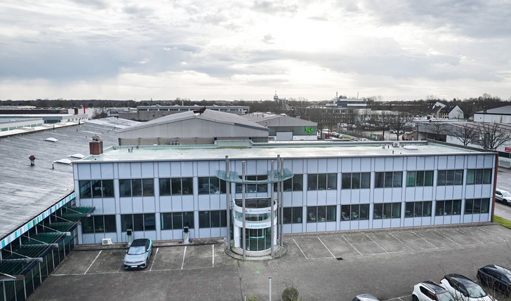 Das Unternehmensgebäude des Bremer Metallbauunternehmens Lenderoth mit seiner revitalisierten Fassade. - © Mediashots
