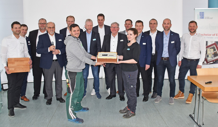 Feierlicher Moment: die neue CNC-Anlage wird der Fachschule für Glas-, Fenster- und Fassadenbau Karlsruhe übergeben – einen entsprechenden Kuchen gab es dazu.  - © Daniel Mund / GW
