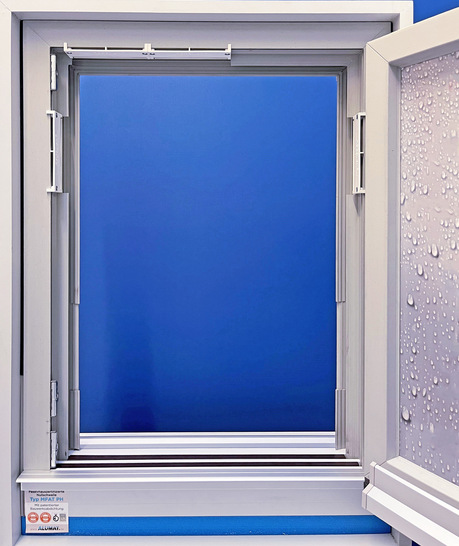 Ein Fenster ausgerüstet mit der Magnet-Nullschwelle von Alumat sowie einigen Fensterfalzlüftern von Regel-air zeigt sich bis 750 Pascal schlagenregendicht. - © Regel-air
