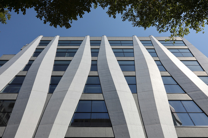 Fenster-Elemente in vielfältigen Formen und Formaten ergeben sich beim Ikeuchi Gate Building aufgrund der unregelmäßigen Formen der Blattstützen.
