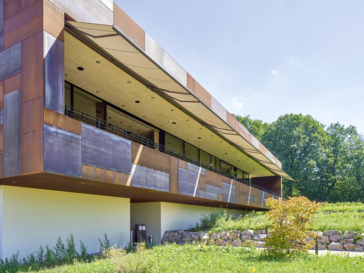  Das „Weingut Kopp“ hat seine Gastro-Terrasse im vergangenen Sommer mit einer Markisenanlage von markilux ausstatten lassen. Der Gastronom und dessen Gäste freuen sich über die einladende Atmosphäre unter dem neuen Wetterschutz.