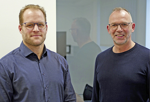 Christian Michels (r.) begrüßt Jochen Frank als technischen Leiter im Superview-Team