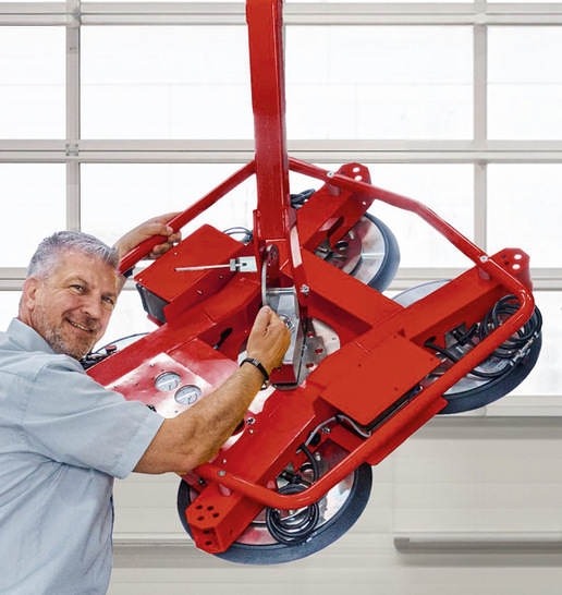  Geschäftsführer Thomas Schulz mit einem Hebegerät et-Hover-univac