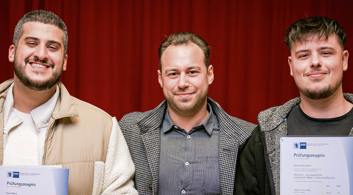 Freuen sich über einen erfolgreichen Abschluss: Kaan Macit (l.) und ­Dominik Kirchner (r.) mit Ausbilder Athanasios Sandkuhl (Mitte) - © Foto: Helima
