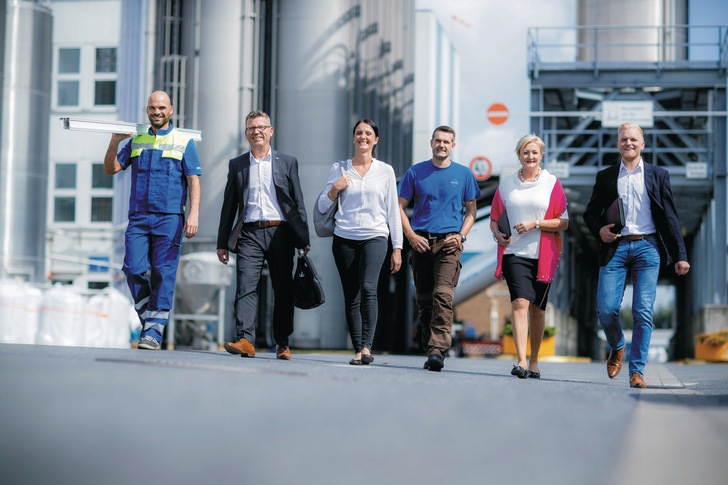  Veka strebt eine enkelgerechte Unternehmensentwicklung mit sicheren Arbeitsplätzen in einer gesunden Umwelt an. Es geht letzten Endes darum, dass alle morgens gern zur Arbeit kommen. Im Bild (v.l.) Christian Picker, Matthias Venns, Beate Conzen, Markus Suntrop, Christina Kuschnereit-Dominikowski, Tobias Schröer.