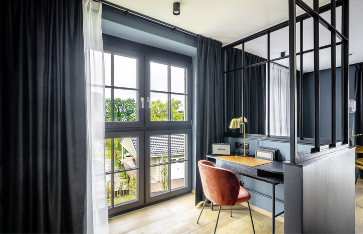  Eine Hotelsuite ausgestattet mit Veka Softline 82 sowie zusätzlicher Oberflächenveredelung Veka Spectral in Graphit­schwarz Ultramatt.