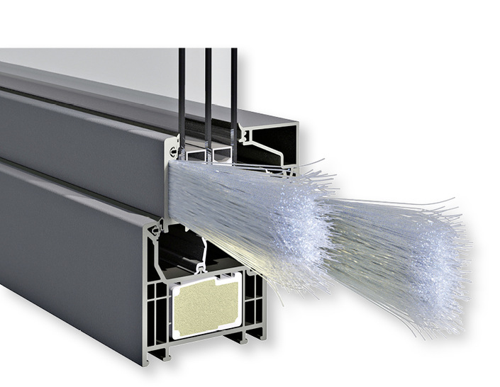  Die Glasfasertechnologie ThermoFibra ermöglicht Fenster ohne Stahl in Maximalgrößen bei deutlich geringerem ­Gewicht und einem Uf-Wert von bis zu 0,88 W/m2K (hier mit EcoPowerCore im Profilkern). Ausgewählte ­Profile des ­System Elegant werden jetzt unter dem ­Namen „Phoenix“ zu 100 % aus wieder­verwertetem Kunststoff hergestellt.