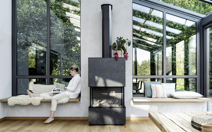  Ob Wintergarten, Glashaus oder Balkonfassade: Mit beweglichen Bauelementen aus Glas von Solarlux werden ­Lebensräume mit Tageslicht geflutet und Raumgrenzen aufgehoben.