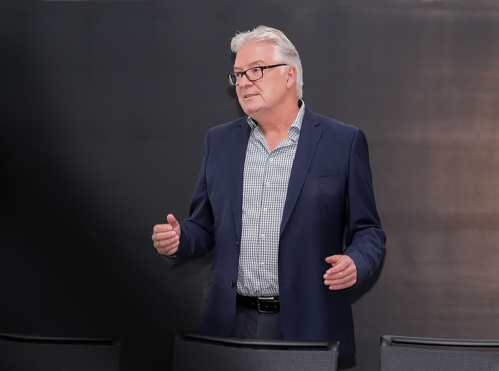  Vor fast 40 Jahren gründete Klaus Gayko das Unternehmen und expandierte seitdem kontinuierlich, sodass inzwischen über 200 Mitarbeitende auf einer Produktionsfläche von über 18 000 m² täglich Fenster und Türen herstellen.