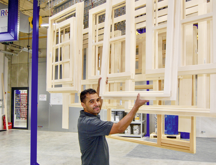  Der Leiter der Oberflächentechnik Lassad Soula, der mit der ersten Roboterlackieranlage nicht zuletzt auch die Chance zur ­persönlichen Weiterentwicklung nutzte, beim Aufhängen der Rahmen­teile; dabei unterstützt ihn ergonomisch eine Hebe- und Senkvorrichtung.