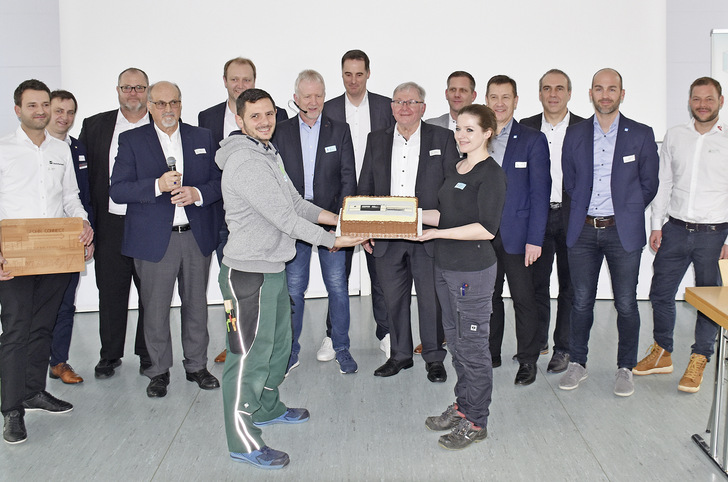  Feierlicher Moment: Die neue CNC-Anlage wird der Fachschule für Glas-, Fenster- und Fassadenbau Karlsruhe übergeben – einen entsprechenden Kuchen gab es dazu.