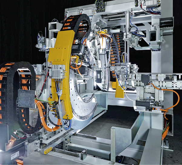  Schirmer präsentiert auf der Messe neuste automatisierte Prozesstechnologie. Im Fokus: die kundenindividuelle Maschinenkonfiguration. Das 8-Achs-Orbit-Fräsmodul ist Teil der auf der Messe gezeigten PVC-Anlage.