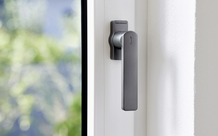 Der smarte Fenstergriff macht das Ver- und Entriegeln von ­abschließbaren Fenstern digital und komfortabel und ist mit kompatiblen Smart-Home-­Systemen einsetzbar. - © Foto: Siegenia
