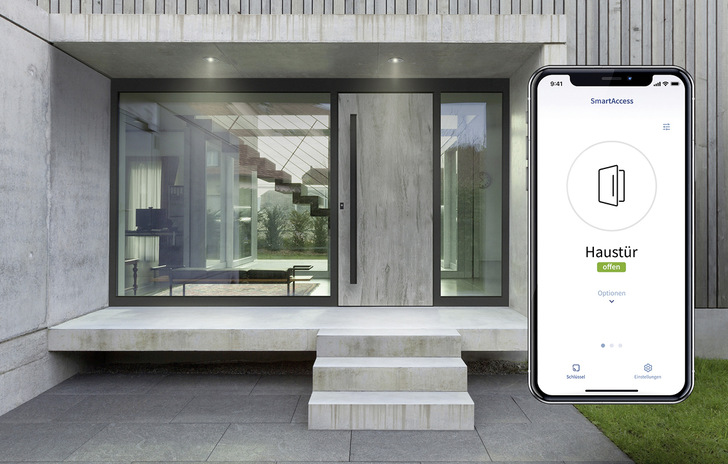 Das Smartphone wird zum Schlüssel: die intuitiv bedienbare App zum Tür- und Tor­öffner. Die Bluetooth-Zutrittskontrolle erlaubt die Türöffnung ohne Internet oder Cloud. Einfach, wie die Bedienung, ist die Montage des SmartAccess Funkmoduls auf den Fuhr Motorschlössern. - © Foto: CARL FUHR GmbH & Co. KG
