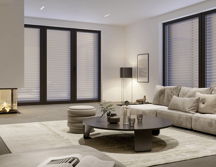  Raumgefühl bei geschlossenen Flachlamellen F 80: Die nur leicht aufeinander liegenden, geschlossenen Flachlamellen lassen noch einiges an Tageslicht in den Wohnraum. Die Texbandstanzungen gewähren zusätzlich noch Lichtdurchlass und auch seitlich im Bereich der Führungsschienen kommt das Tageslicht gut durch.