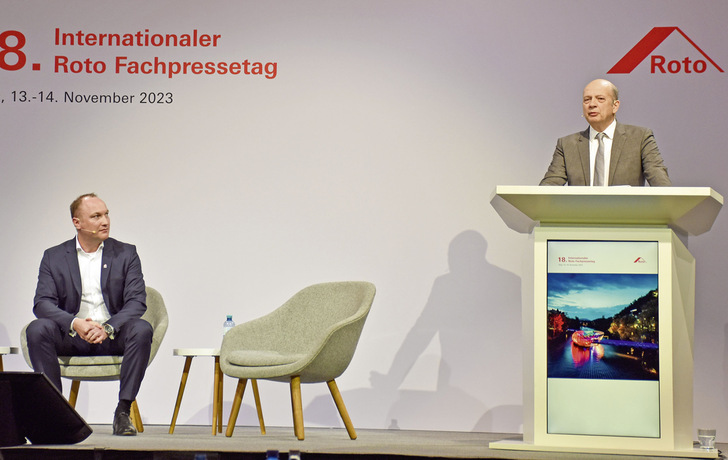 RPS-Geschäftsführer Dr. Christian Faden und Professor Dr.-Ing. Andreas Beck (rechts am Pult) vom Institut für ­thermische und akustische Bauphysik an der Hochschule für Technik in Stuttgart erläuterten den Spareffekt bei der Runderneuerung alter Fenster. - © Foto: Daniel Mund / GW
