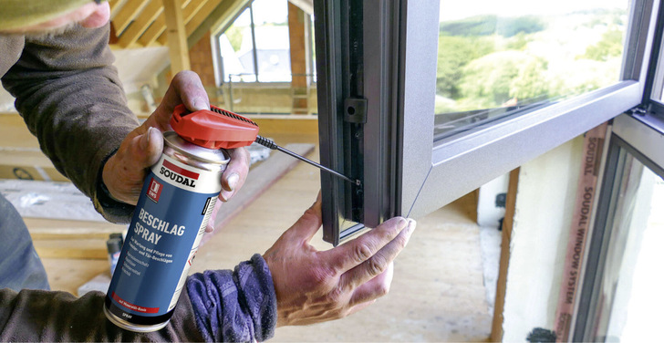 Mit dem neuen Beschlagspray von Soudal bleibt die Mechanik der Fenster langfristig lauffähig. Es stellt auch die Funktionalität des Beschlags sicher. - © Foto: Soudal
