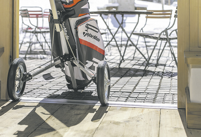  Der aktuelle Entwurf der DIN 18533-1 beschreibt ­neben 2 bis 15 cm hohen Türschwellen immer noch zusätzliche, direkt vor der Außentür montierte wannenbildende Entwässerungsrinnen. Doch Einbaubeispiele mit der Magnet-Nullschwelle belegen längst, dass derartige Rinnen, die verschmutzen und sich absenken können, ebenfalls technisch überholt sind.