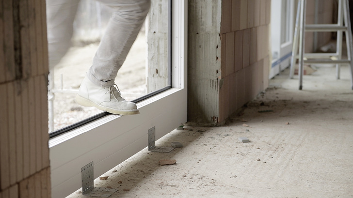Nach der Fenstermontage fallen viele weiter Arbeitsschritte auf der Baustelle an, die zu Beschädigungen an den hochwertigen Fenstern führen können. Eine Vorabzarge kann dieses Problem lösen. - © Foto: Döpfner Fenster
