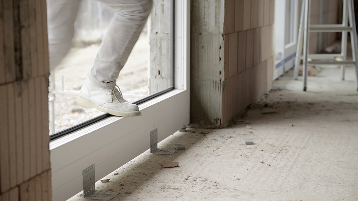  Nach der Fenstermontage fallen viele weiter Arbeitsschritte auf der Baustelle an, die zu Beschädigungen an den hochwertigen Fenstern führen können. Eine Vorabzarge kann dieses Problem lösen.