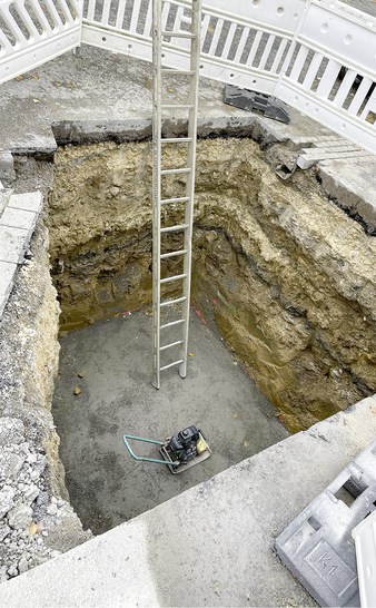  Das Bodenfundament hatte die Abmessungen von ca. 3 × 2,7 × 2,5 m, das entspricht ca. 21 m3 mit einem Gewicht von 50,4 Tonnen Beton.﻿