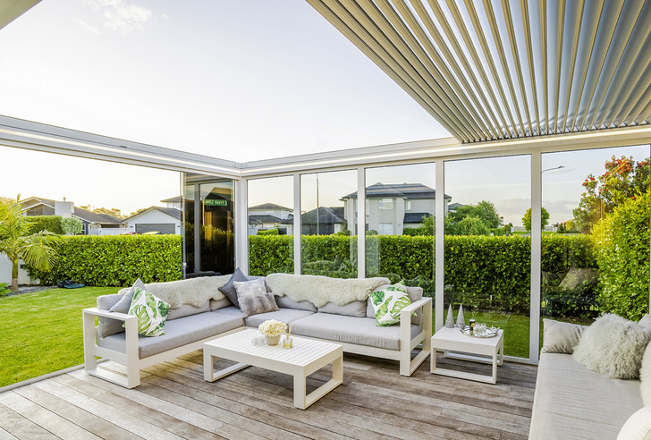 Oskura XL ist ein bioklimatisches Lamellendach, das komplett geöffnet werden kann und mit seinen schiebbaren Lamellen maximalen Komfort garantiert. - © Foto: Sunroom
